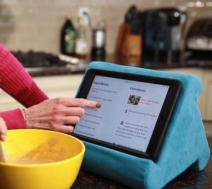 Support multi-angle Flippy pillow pour iPad, tablettes, liseuses, smartphones, livres et magazines … Support multi-angle Flippy pillow pour iPad, tablettes, liseuses, smartphones, livres et magazines ...