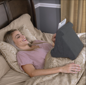 Support multi-angle Flippy pillow pour iPad, tablettes, liseuses, smartphones, livres et magazines … Support multi-angle Flippy pillow pour iPad, tablettes, liseuses, smartphones, livres et magazines ...