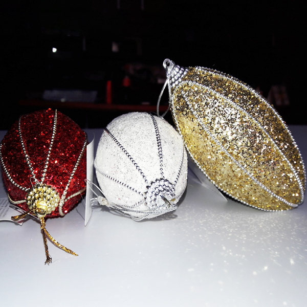 3 Boules De Noël Ovales (1 rouge+1 dorée plus 1 blanche) 3 Boules De Noël Ovales (1 rouge+1 dorée plus 1 blanche)