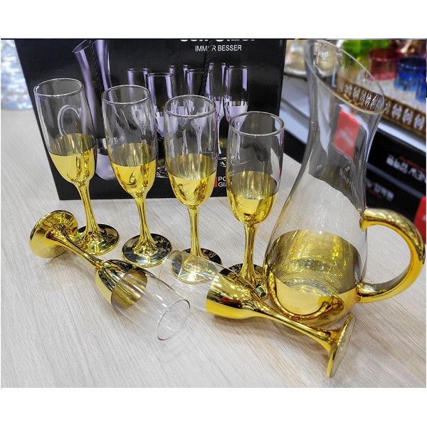 Carafe A Jus , Vin Avec 6 Flûtes De Fêtes Dorées