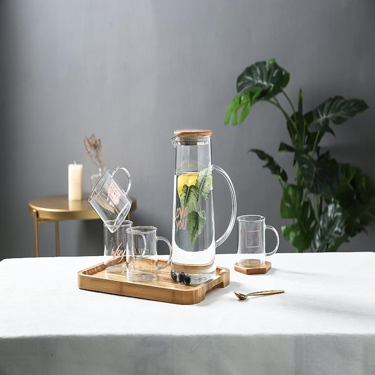 Carafe en verre 1L avec couvercle en bois + 4 verres + 1 plateau Carafe en verre 1L avec couvercle en bois + 4 verres + 1 plateau