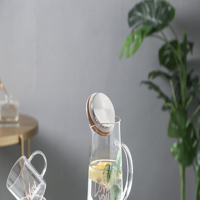 Carafe en verre 1L avec couvercle en bois + 4 verres + 1 plateau Carafe en verre 1L avec couvercle en bois + 4 verres + 1 plateau