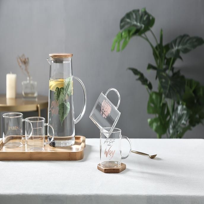 Carafe en verre 1L avec couvercle en bois + 4 verres + 1 plateau Carafe en verre 1L avec couvercle en bois + 4 verres + 1 plateau