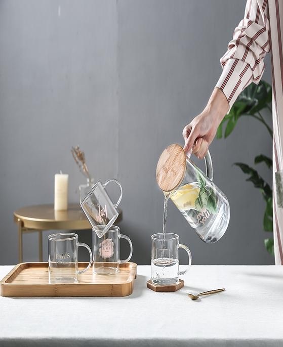 Carafe en verre 1L avec couvercle en bois + 4 verres + 1 plateau Carafe en verre 1L avec couvercle en bois + 4 verres + 1 plateau