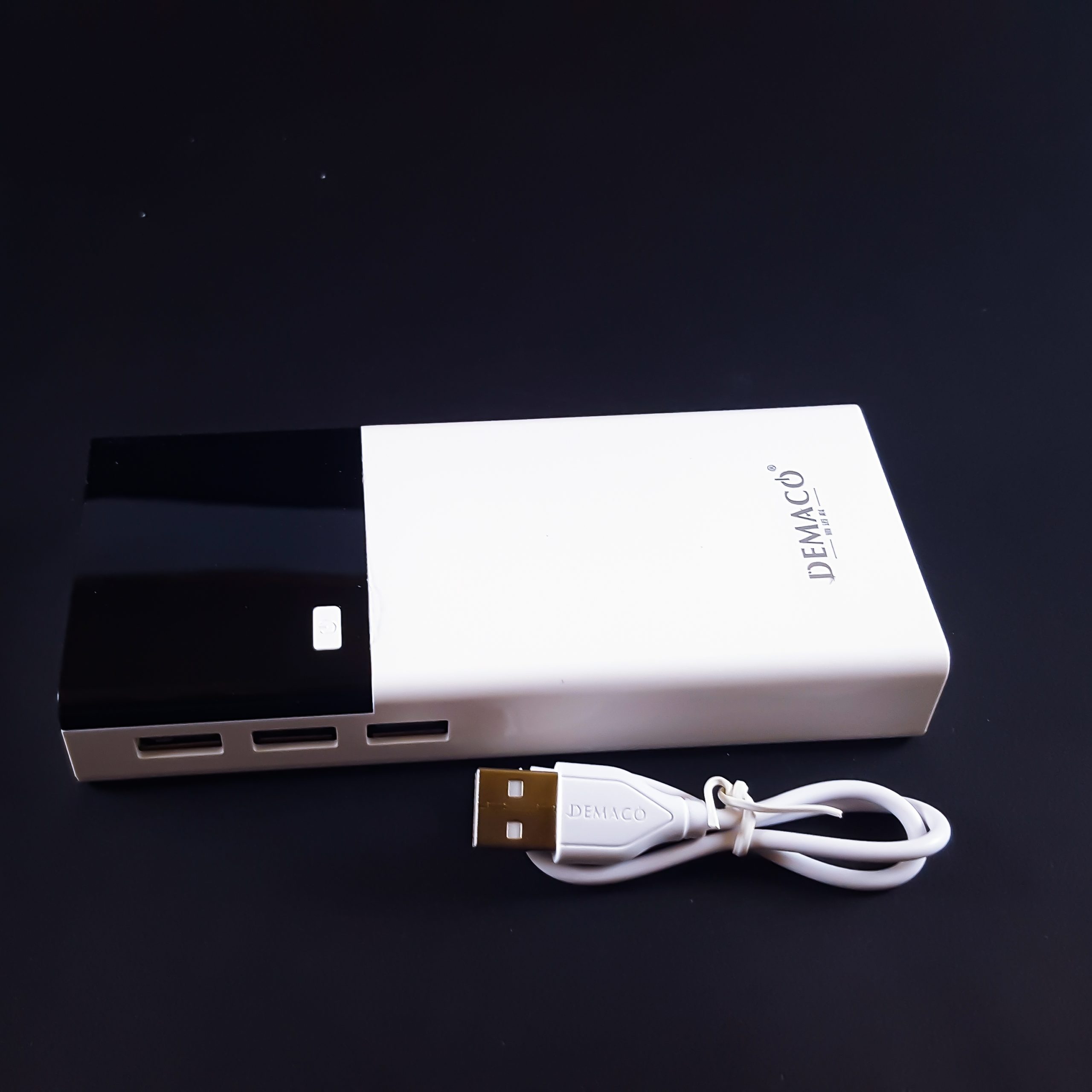 Power Bank DEMACO- 20000 mAH -Avec Afficheur – 2 Sorties USB – Blanc Power Bank DEMACO- 20000 mAH -Avec Afficheur – 2 Sorties USB – Blanc