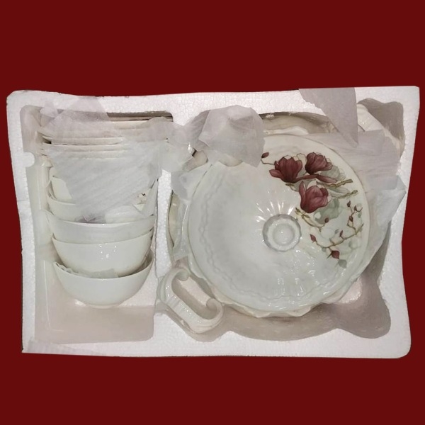 Soupière Blanche + 6 Bol Et 6 Assiettes A Relief "British"