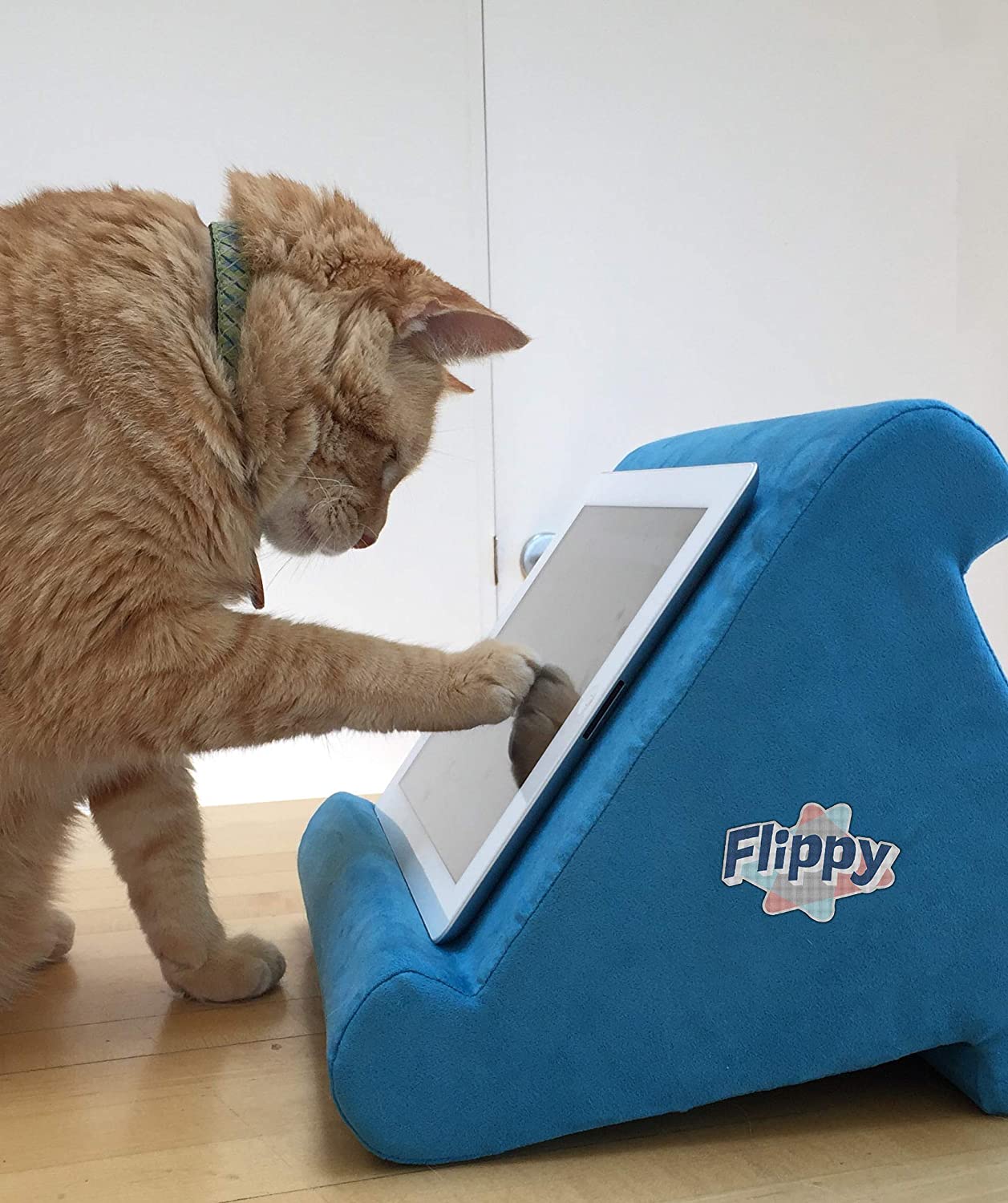 Support multi-angle Flippy pillow pour iPad, tablettes, liseuses, smartphones, livres et magazines … Support multi-angle Flippy pillow pour iPad, tablettes, liseuses, smartphones, livres et magazines ...